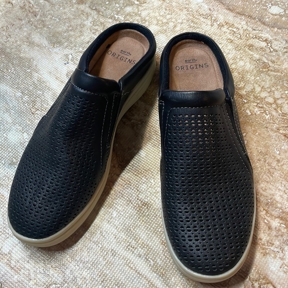 Earth Origins women’s black, leather slip on mules. Size 7. - Picture 1 of 9
